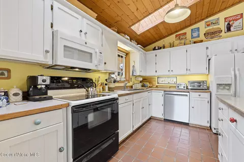 Kitchen - 1700 E Russell Rd, Harrison, ID 83833 photo 2 of 8
