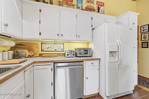 Kitchen - 1700 E Russell Rd, Harrison, ID 83833 photo 6 of 8
