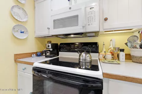 Kitchen - 1700 E Russell Rd, Harrison, ID 83833 photo 4 of 8