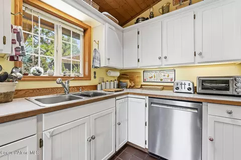 Kitchen - 1700 E Russell Rd, Harrison, ID 83833 photo 5 of 8
