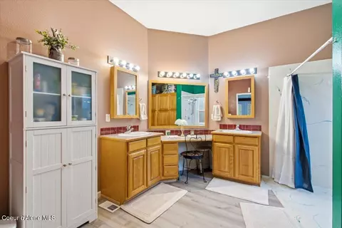 Bath - 7005 E Arthur Rd, Athol, ID 83801 photo 1 of 3