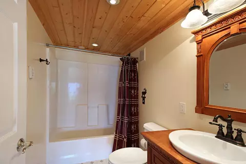 Bath - 93 Blue Jay Dr, Sagle, ID 83860 photo 2 of 2