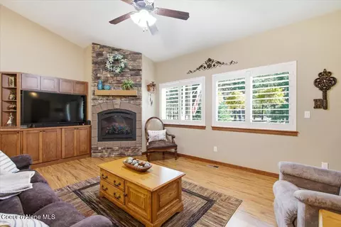 Living - 31288 N Sienna Loop, Athol, ID 83801 photo 2 of 3