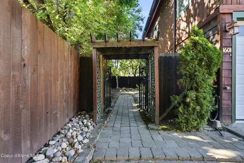 Exterior - 1601 Main St, Sandpoint, ID 83864 photo 12 of 14