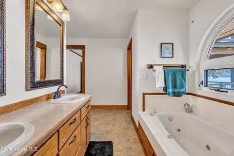 Bath - 428 E Beachhouse Ln, Harrison, ID 83833 photo 4 of 5