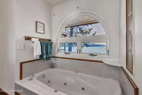 Bath - 428 E Beachhouse Ln, Harrison, ID 83833 photo 2 of 5