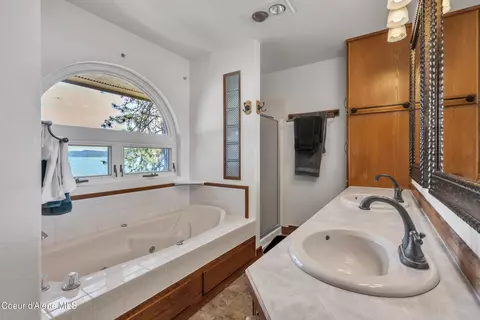 Bath - 428 E Beachhouse Ln, Harrison, ID 83833 photo 1 of 5