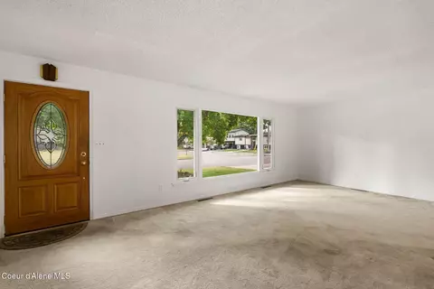 Living - 1202 Birch St, Sandpoint, ID 83864 photo 2 of 11