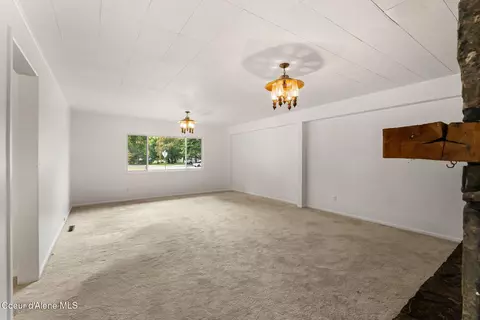 Living - 1202 Birch St, Sandpoint, ID 83864 photo 10 of 11