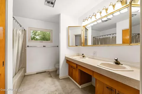 Bath - 1202 Birch St, Sandpoint, ID 83864 photo 1 of 2