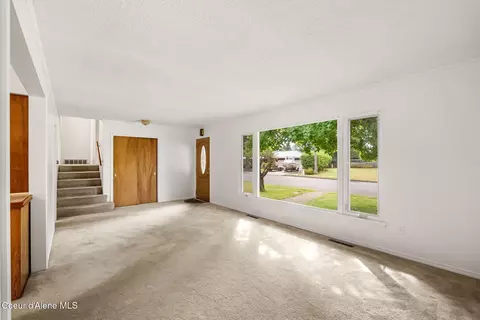 Living - 1202 Birch St, Sandpoint, ID 83864 photo 1 of 11