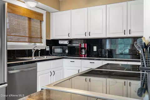 Kitchen - 720 N 3rd Ave #5, Sandpoint, ID 83864 photo 4 of 5