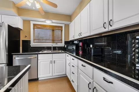 Kitchen - 720 N 3rd Ave #5, Sandpoint, ID 83864 photo 5 of 5