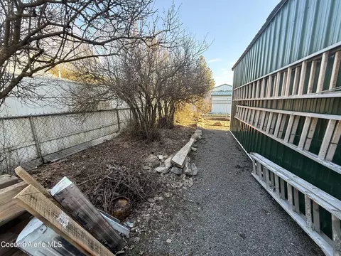 Exterior - 208 S 6th St, Pinehurst, ID 83850 photo 5 of 6