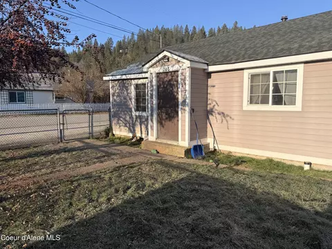 Exterior - 208 S 6th St, Pinehurst, ID 83850 photo 2 of 6