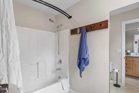Bath - 5326 E Shoreline Dr, Post Falls, ID 83854 photo 5 of 5