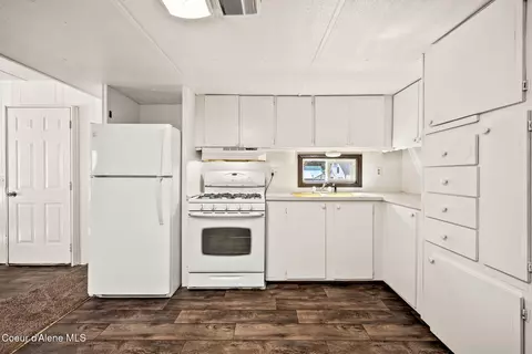 Kitchen - 153 Burke Rd, Wallace, ID 83873 photo 2 of 2