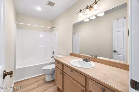 Bath - 414 Louis Ln, Sandpoint, ID 83864 photo 2 of 2
