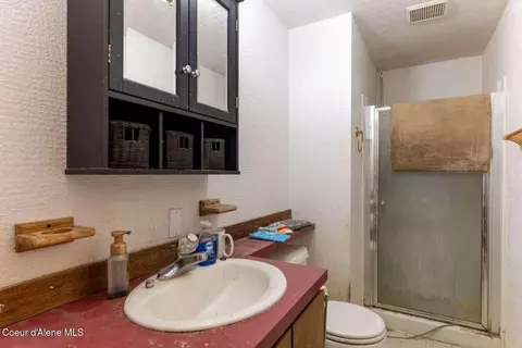 Bath - 621 Teddy Ave, Kellogg, ID 83837 photo 1 of 2