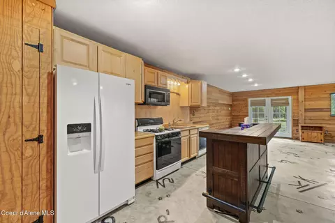 Kitchen - 9219 E Son Shine Way, Athol, ID 83801 photo 6 of 6