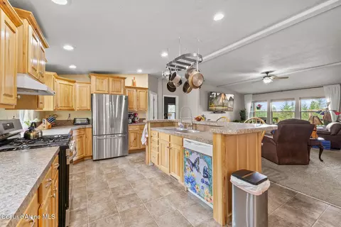 Kitchen - 9219 E Son Shine Way, Athol, ID 83801 photo 4 of 6
