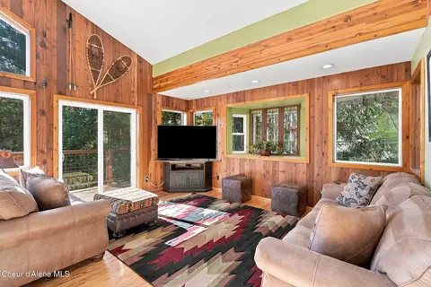Living - 1013 Mountain View Dr, Sandpoint, ID 83864 photo 3 of 5