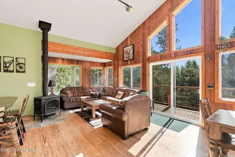 Living - 1013 Mountain View Dr, Sandpoint, ID 83864 photo 2 of 5