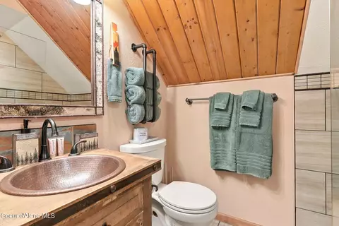 Bath - 1013 Mountain View Dr, Sandpoint, ID 83864 photo 8 of 9