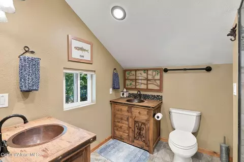 Bath - 1013 Mountain View Dr, Sandpoint, ID 83864 photo 2 of 9