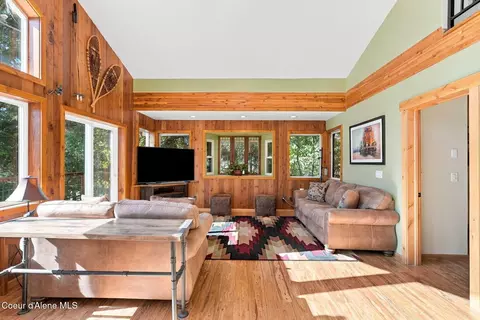 Living - 1013 Mountain View Dr, Sandpoint, ID 83864 photo 4 of 5