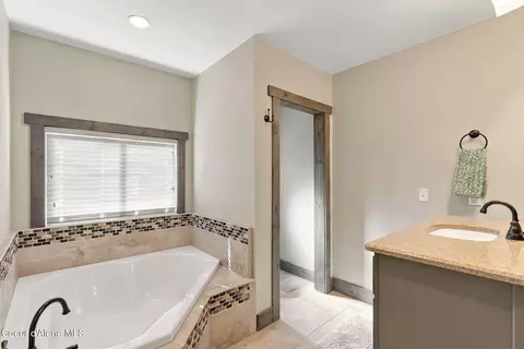 Bath - 1013 Mountain View Dr, Sandpoint, ID 83864 photo 4 of 9