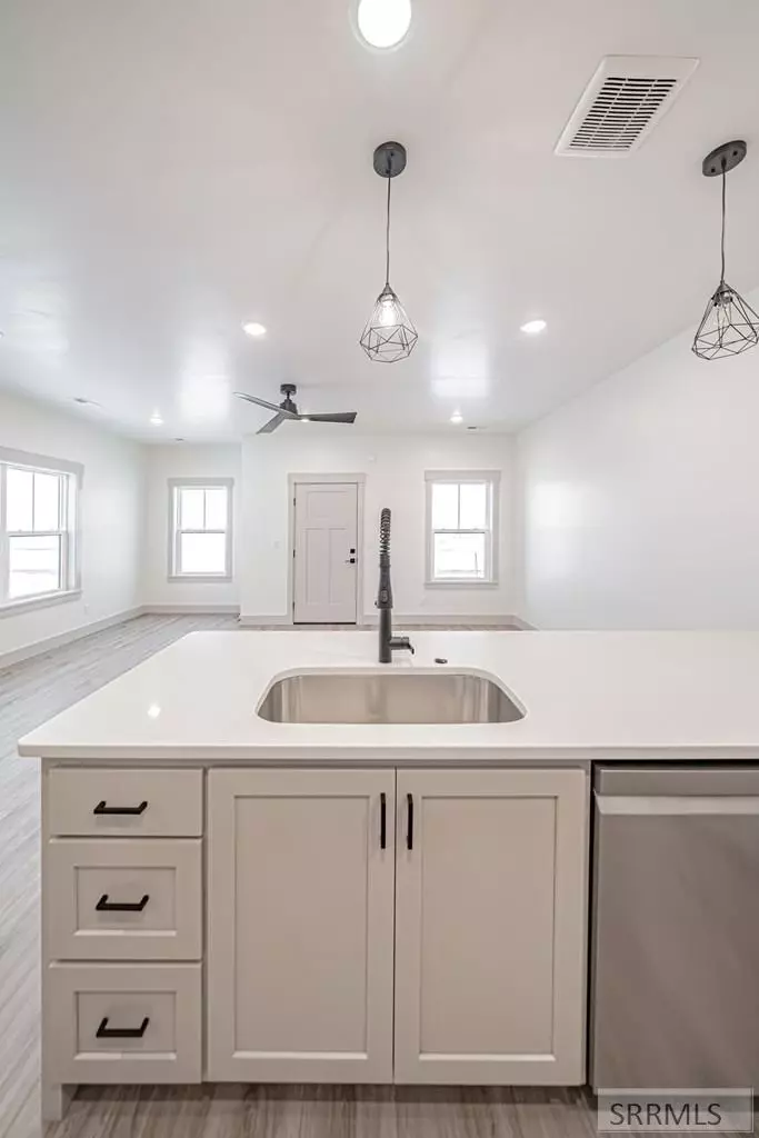 Kitchen - 5107 N Beach Dr, Idaho Falls, ID 83401 photo 4 of 4