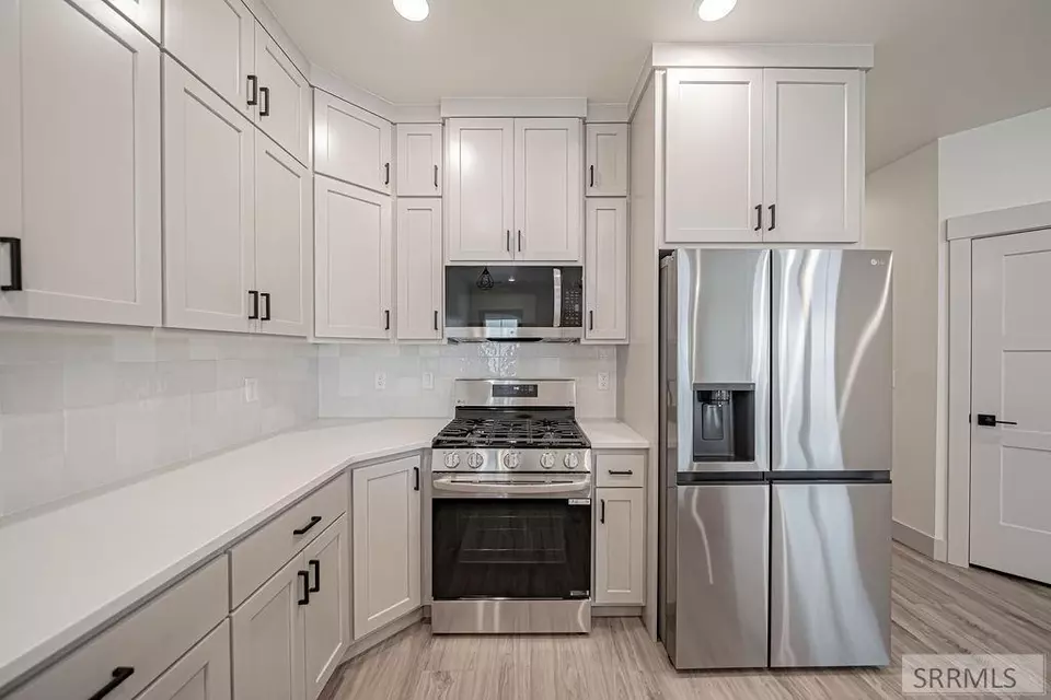Kitchen - 5107 N Beach Dr, Idaho Falls, ID 83401 photo 3 of 4