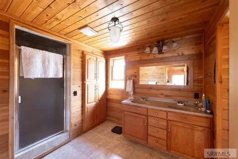 Bath - 9885 Challis Creek Rd, Challis, ID 83226 photo 3 of 4