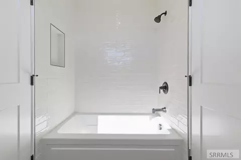 Bath - 609 Hillside Dr, Rexburg, ID 83440 photo 4 of 11