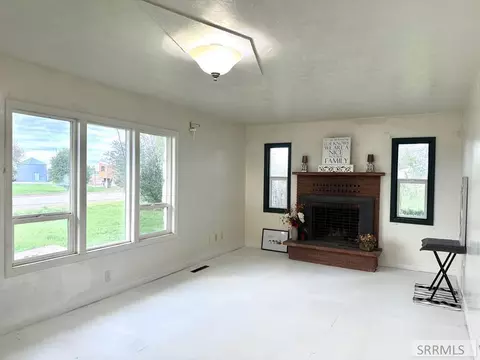 Living - 499 N 400 E, Firth, ID 83236 photo 1 of 3
