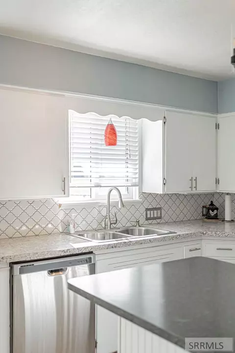 Kitchen - 4665 E Bailey Ln, Ammon, ID 83406 photo 8 of 9