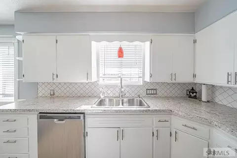 Kitchen - 4665 E Bailey Ln, Ammon, ID 83406 photo 6 of 9