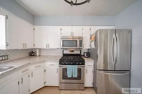 Kitchen - 4665 E Bailey Ln, Ammon, ID 83406 photo 3 of 9