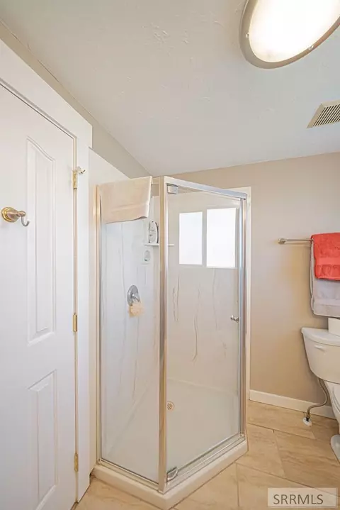 Bath - 4665 E Bailey Ln, Ammon, ID 83406 photo 7 of 8