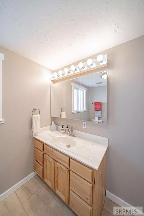 Bath - 4665 E Bailey Ln, Ammon, ID 83406 photo 6 of 8
