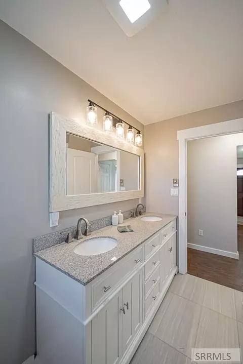 Bath - 4665 E Bailey Ln, Ammon, ID 83406 photo 4 of 8
