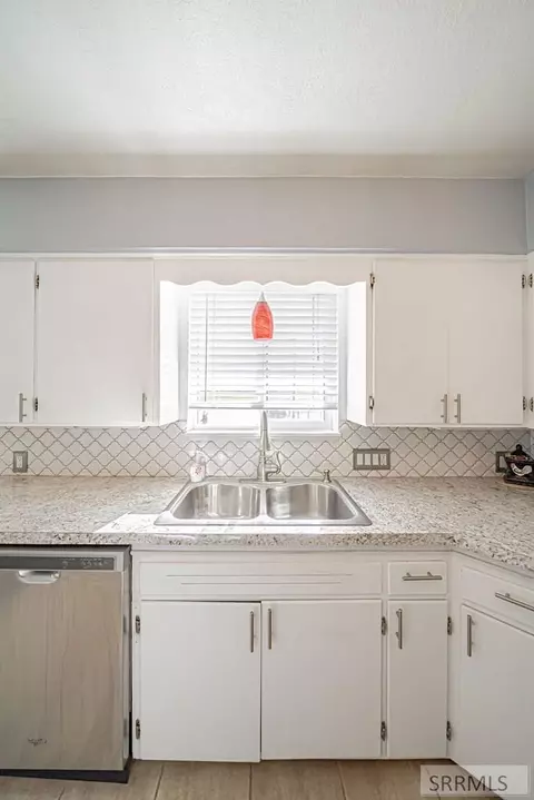 Kitchen - 4665 E Bailey Ln, Ammon, ID 83406 photo 5 of 9