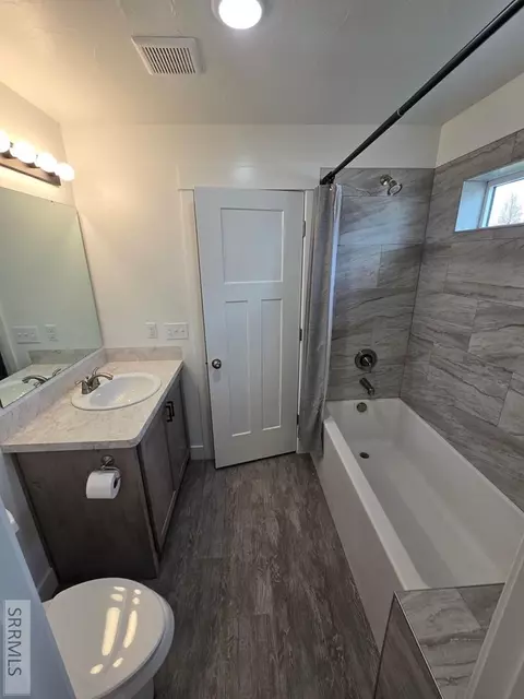 Bath - 2602 Baylor Dr, Ammon, ID 83406 photo 2 of 4
