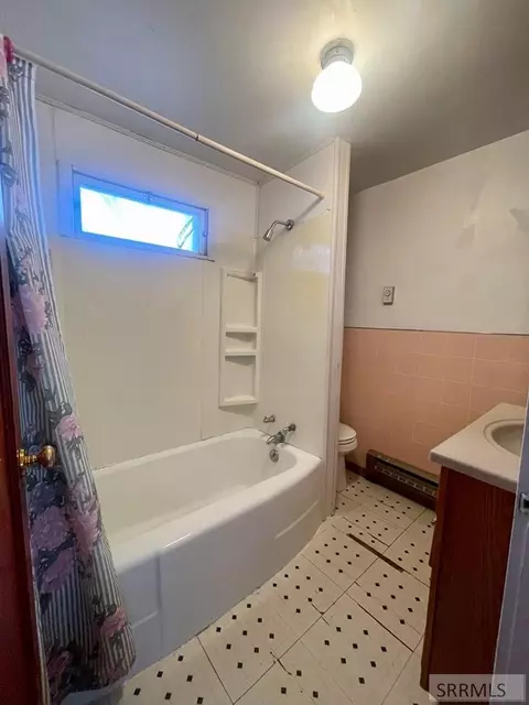 Bath - 410 E 408 E Custer St, Mackay, ID 83251 photo 4 of 4