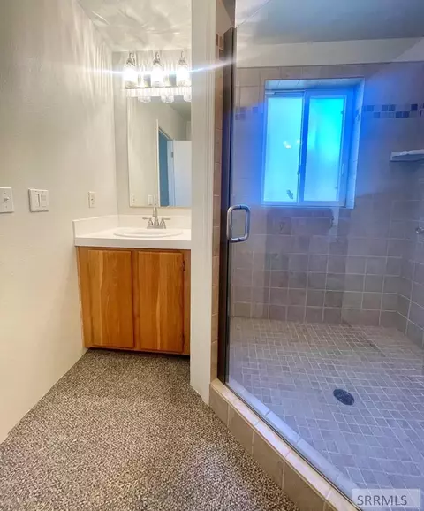 Bath - 410 E 408 E Custer St, Mackay, ID 83251 photo 1 of 4
