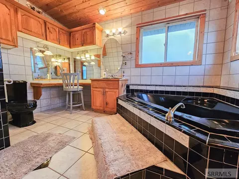 Bath - 3258 N 3350 W, Moore, ID 83255 photo 2 of 7
