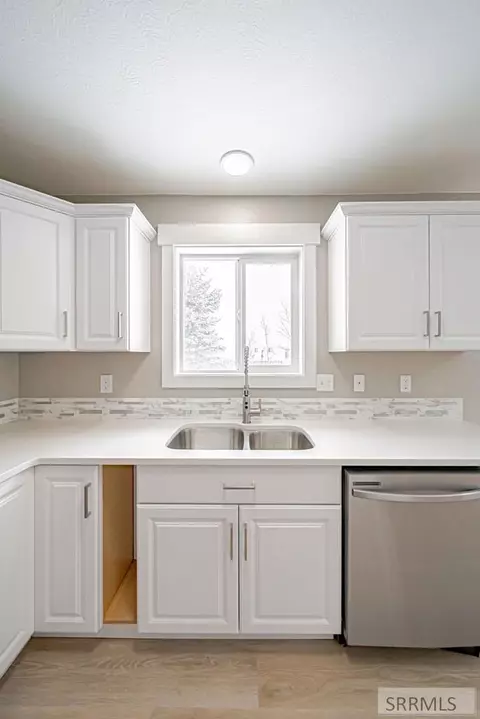 Kitchen - 3879 E Ash Ln, Rigby, ID 83442 photo 3 of 6