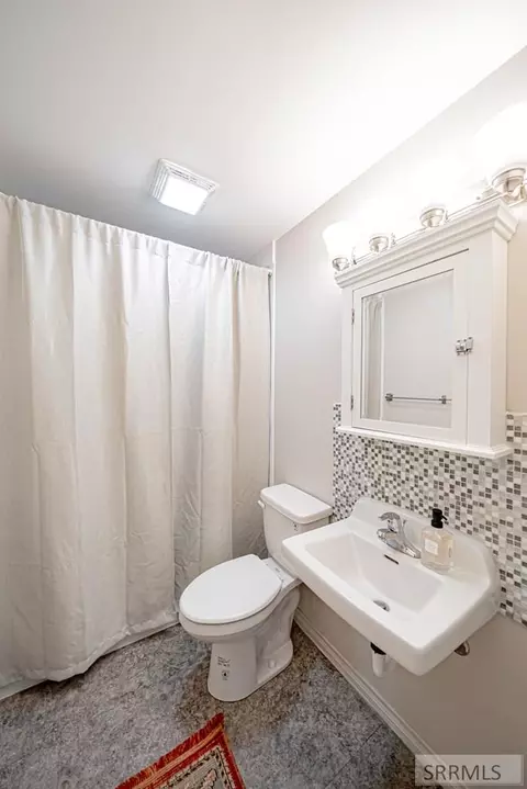 Bath - 2955 S Central Ave, Ammon, ID 83406 photo 4 of 4