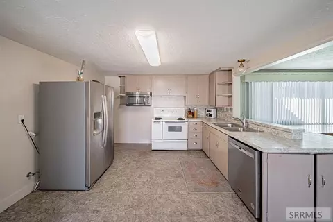 Kitchen - 2955 S Central Ave, Ammon, ID 83406 photo 3 of 7